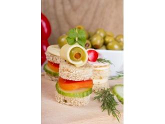 Mini kanapeczki z warzywami i żółtym serem
