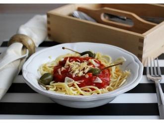 Przepis na lekkie bezglutenowe spaghetti z pieczarkami, jabłuszkami kaparowymi i płatkami czosnku