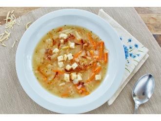 Zupa cebulowa z białym winem, grzankami i serem