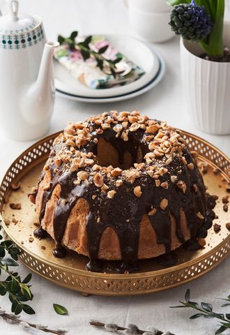 Babka keksowa z masą kajmakową i orzechową kruszonką