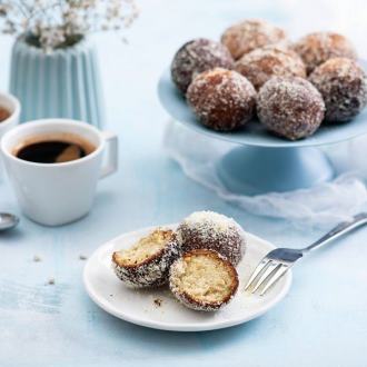 Wegańskie mini pączki kokosowe ze skórką pomarańczy