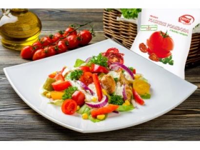 chrupiaca-salatka-z-kurczakiem-i-plasterkami-suszonego-pomidora-1
