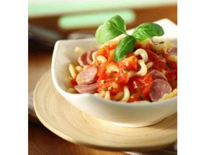 spaghetti-z-kielbasa-w-sosie-pomidorowym-1