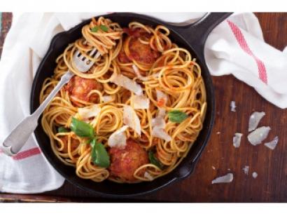 makaron-spaghetti-z-pulpecikami-w-sosie-pomidorowym-1