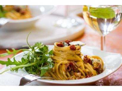 spaghetti-z-suszonymi-pomidorami-gorgonzola-i-rucola-1