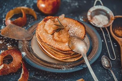 pancakes-z-prazonymi-jablkami-i-cynamonem