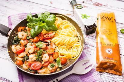 spaghetti-bezglutenowe-z-krewetkami-i-jarmuzem