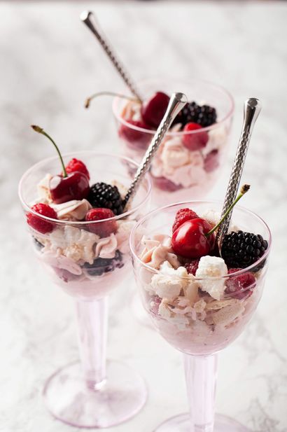 eton-mess-z-rozowym-kremem-i-owocami-lata