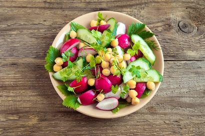 mini-salatka-z-cieciorka-i-warzywami