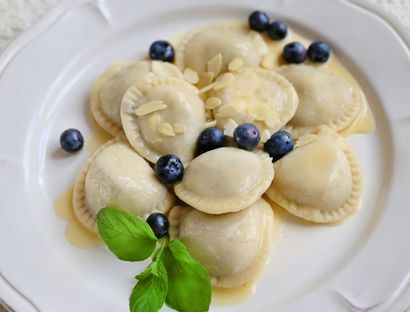 pierogi-z-jagodami-z-pysznym-kremowym-sosem-z-ziarenkami-wanilii