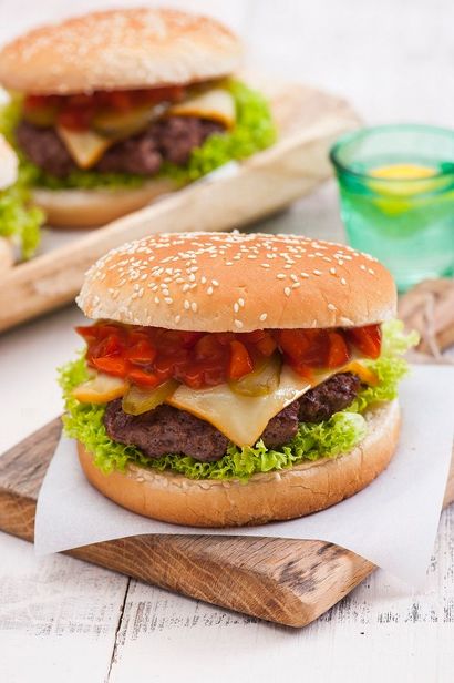 burger-wolowy-z-pikantna-salsa-i-serem